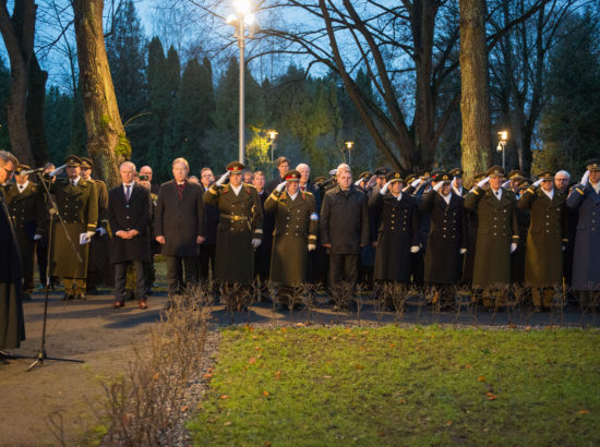 Komisjoni liikmed osalesid välijumalateenistusel ja pärgade asetamise tseremoonial Kaitseväe kalmistul